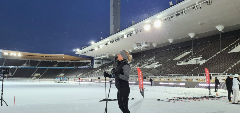 nainen hiihtaa helsingin olympiastadionilla