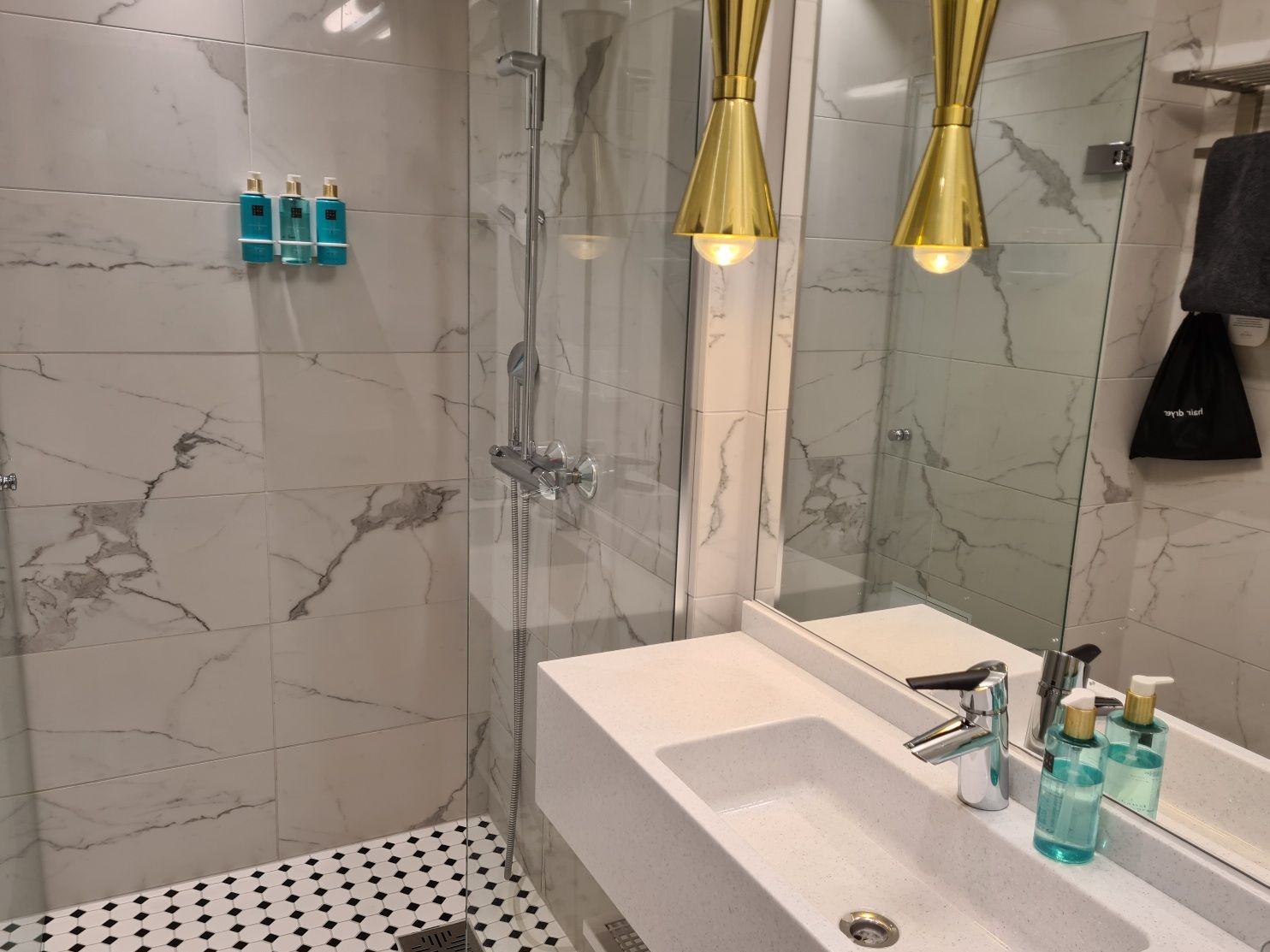 hotel sveitsi prime superior huoneen suihku
