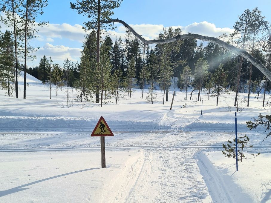 hiihtolatu ja talvipolku kohtaavat lumessa